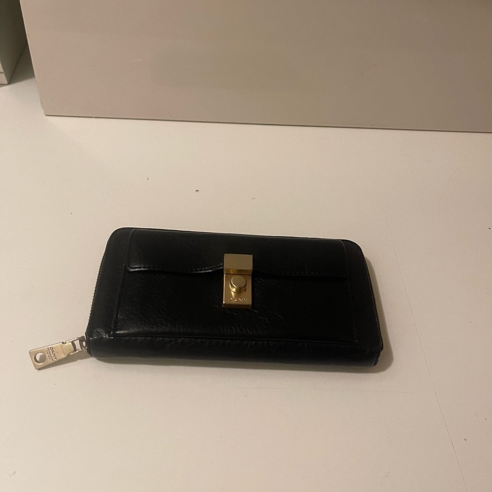 DKNY LEATHER wallet with lots of space soft zipper high quality wallet